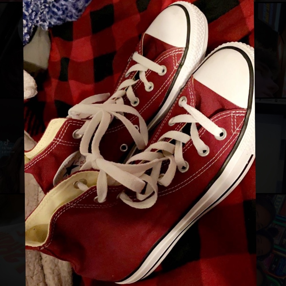 Women’s 8 Maroon Hightop Converse